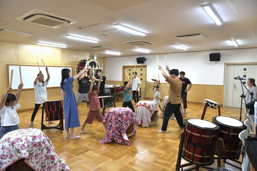 参加者で和太鼓を囲み演奏体験会を開催しまぁ～す。