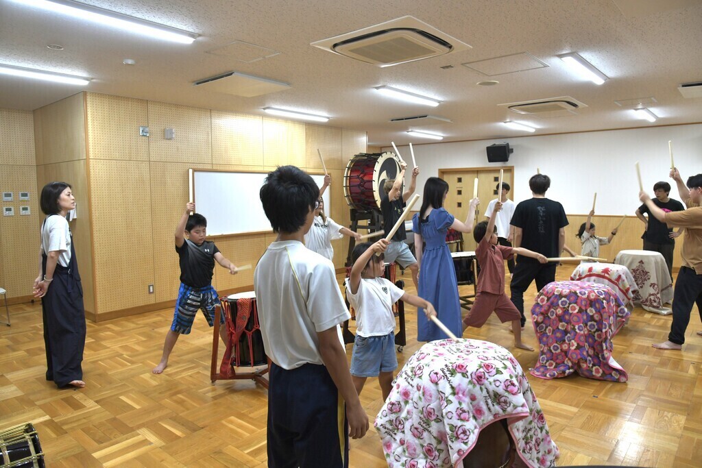 参加者で和太鼓を囲み演奏体験会を開催しまぁ～す。